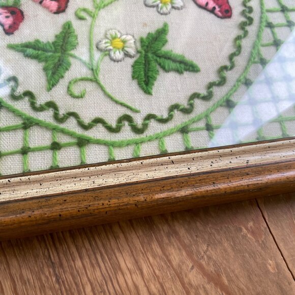 Vintage Crewel Embroidery Framed Strawberries Retro Cottage Core 12 X 12 - Picture 5 of 8